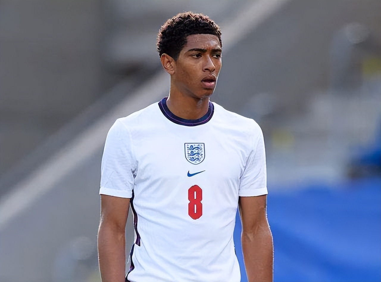 顶着防守也能进，这是神？（硬抗防守依然命中，他是神吗？）