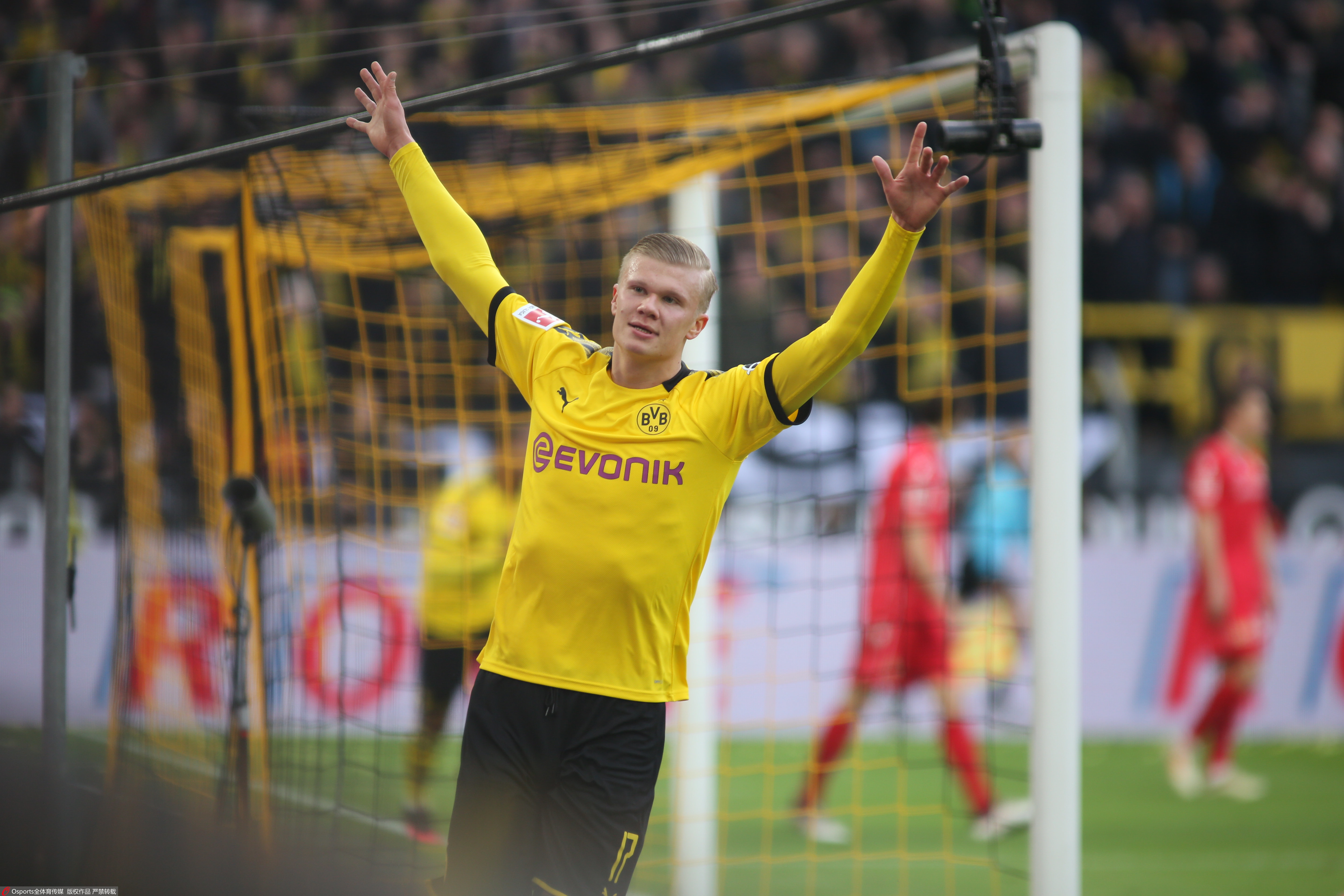 回顾曼联vs樱桃争议判罚：塞梅尼奥“锁喉”仅染黄，疑似多次手球（曼联对樱桃判罚惹争议：塞梅尼奥“锁喉”仅黄牌，多次疑似手球成焦点）