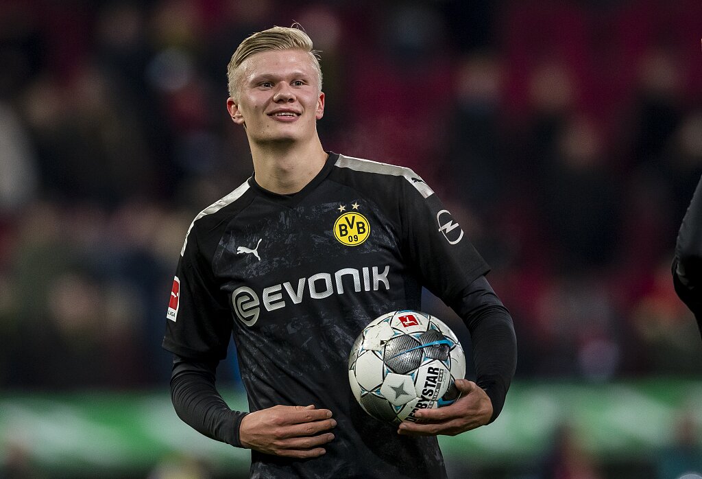 米体：家乡球队维亚雷焦深陷低迷，里皮对球员讲话鼓励他们（米体：维亚雷焦陷入低谷，里皮发声鼓舞球员）