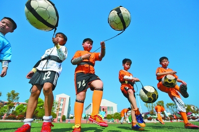 现场观赛，弗洛伦蒂诺和齐达内出席在伯纳乌举行的NFL海外赛（弗洛伦蒂诺与齐达内现身伯纳乌 观战NFL海外赛）