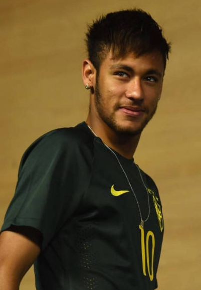 莱万：续约的事不急，就算现在有人联系我，我也不会给出答复（莱万：续约不着急，就算有人来谈也暂不答复）