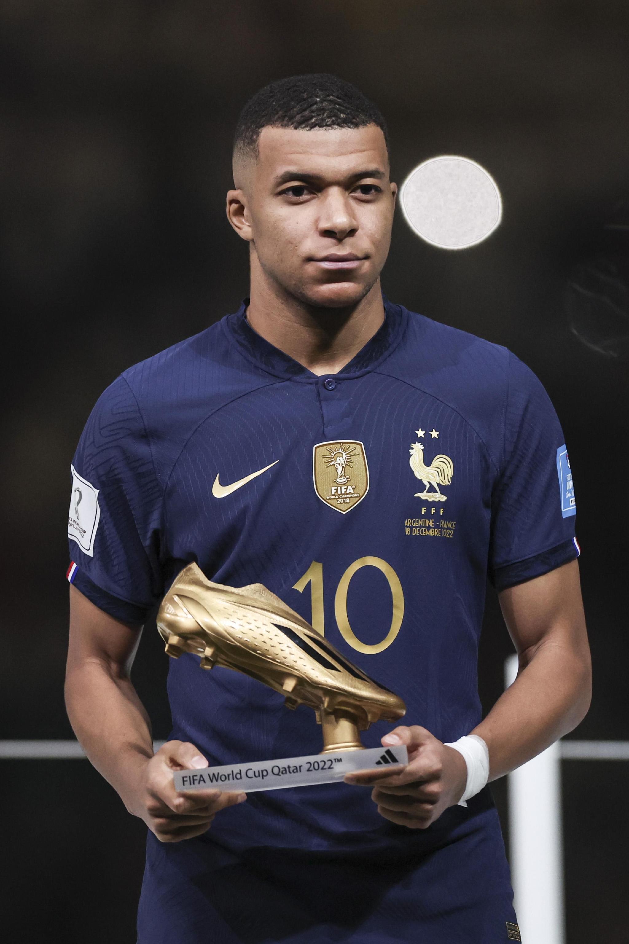 斯基拉：英超俱乐部想签圣地亚哥-卡斯特罗，但博洛尼亚不想卖（斯基拉：多家英超球队青睐圣地亚哥·卡斯特罗，但博洛尼亚态度强硬不愿放人）