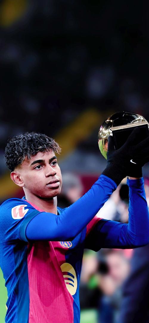 跟队记者：VAR竟然认为米兰对阵帕尔马时的点球是萨56的犯规（队记：VAR认定米兰对帕尔马那粒点球源于萨56犯规）