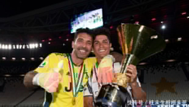 曼联旧将：把梅罗相互比较很可悲，不如享受他们的精彩表现（曼联旧将：别再比较梅罗，享受他们的精彩更重要）