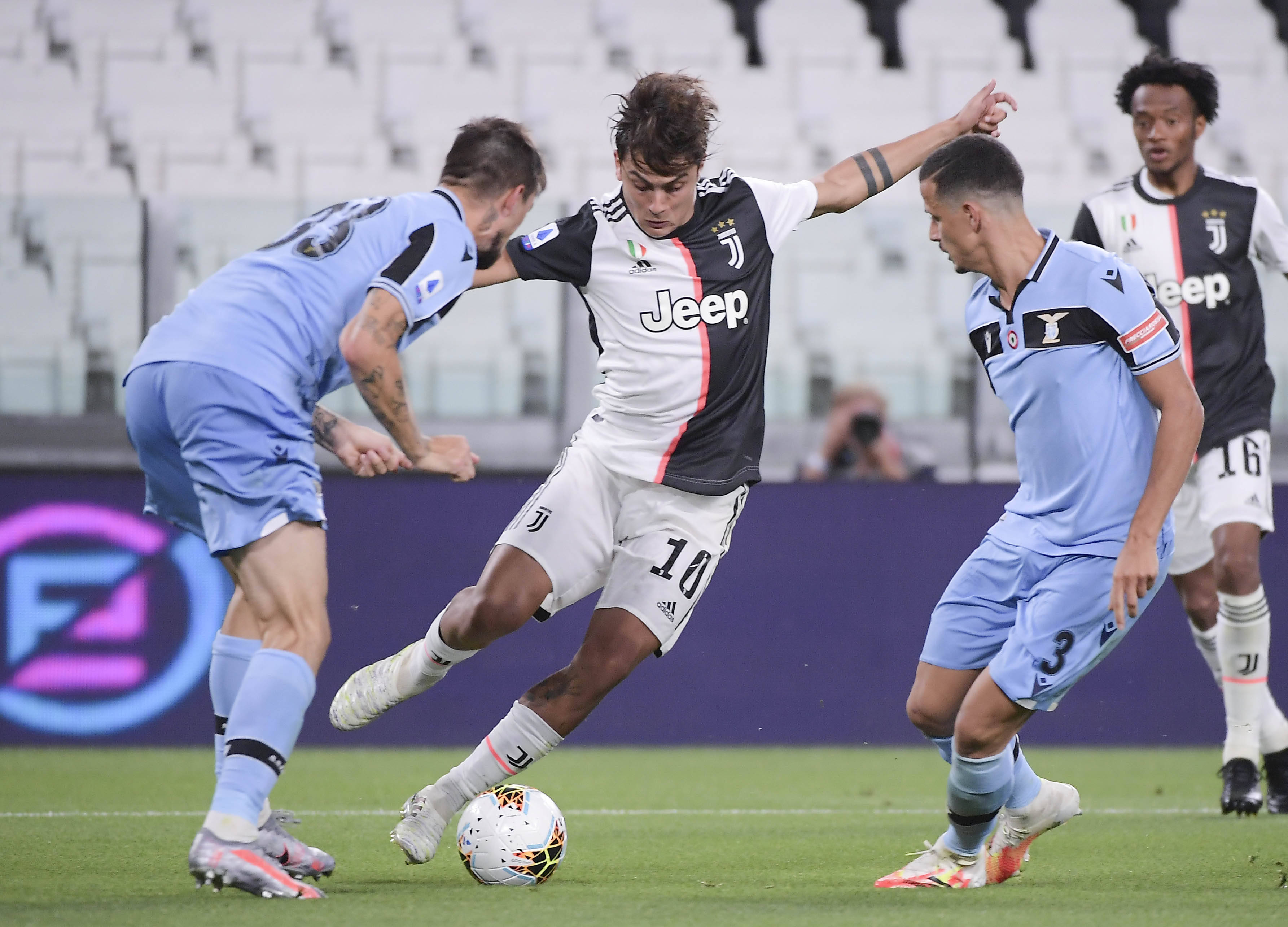 中超比赛亮点：上海海港2-1取胜山东泰山,（中超焦点战：上海海港2比1力克山东泰山）