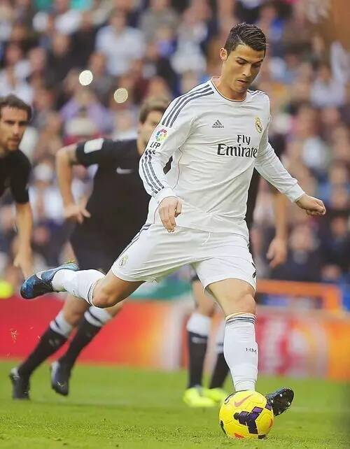 欧冠球员表现评析：C罗连续进球,（C罗连场破门：欧冠球员表现解读）