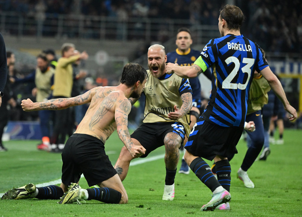 莱奥罚点前铃木彩艳对他说踢右边，最终莱奥踢向右边并且罚进（铃木彩艳点球前建议踢右，莱奥照做右侧破门）